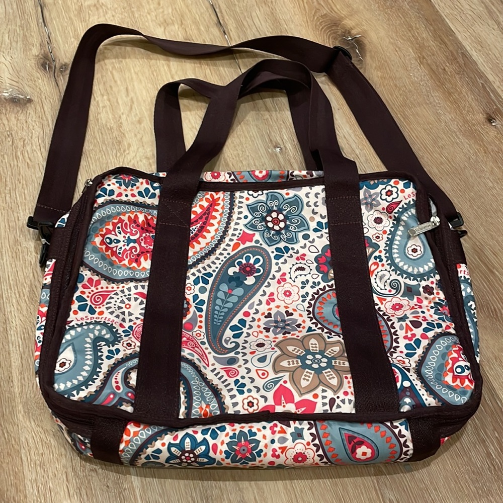LeSportsac messenger bag includes space for laptop, like new!